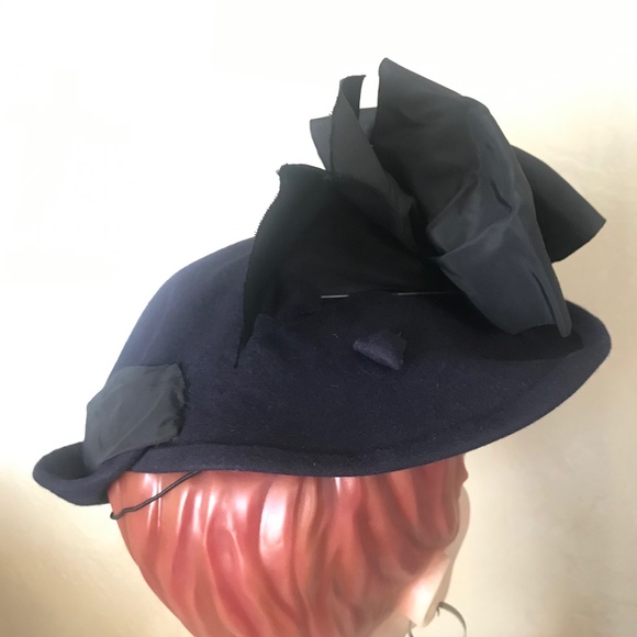 CHIC 1940s\' NAVY FELT FEDORA WITH BLACK FABRIC RIBBON AND LARGE BOW main image 5